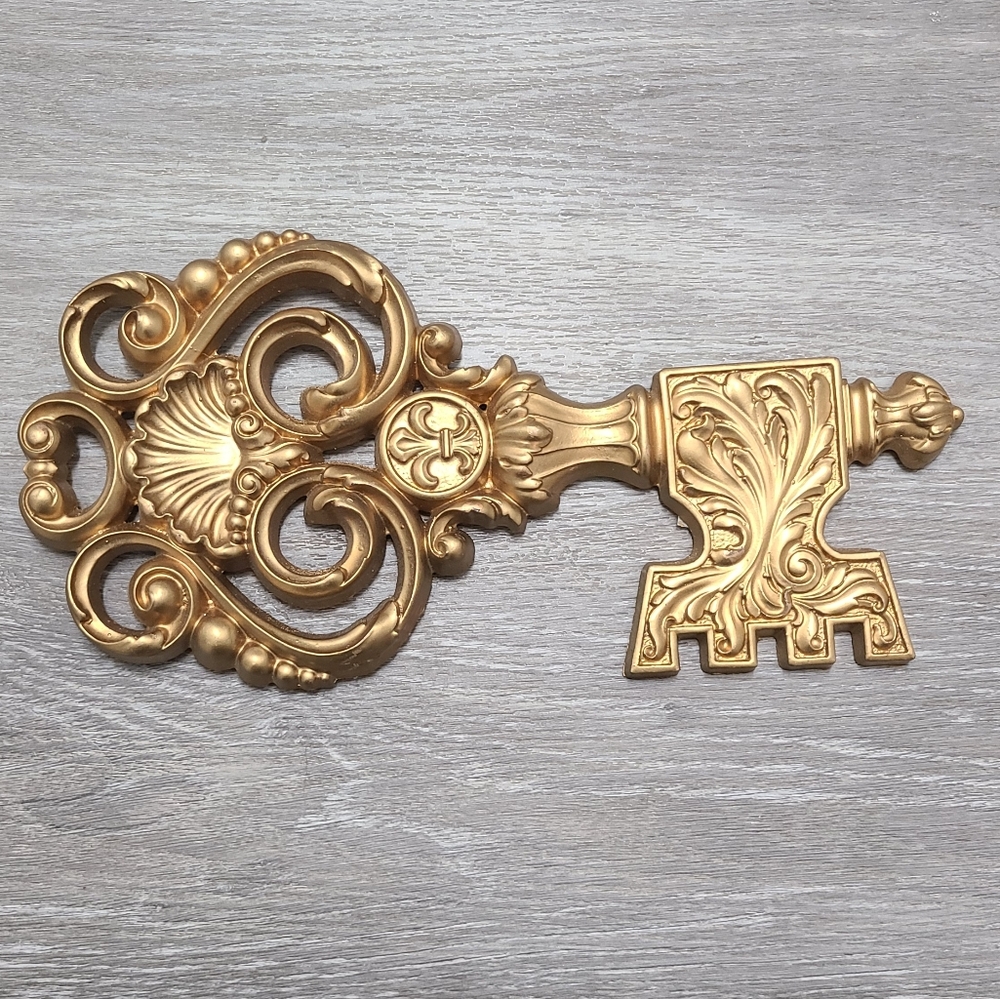 Vintage Mid Century Skelton Key Gold Fleur De Lis Wall Hanging Key